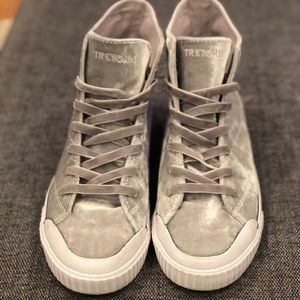 Pearl grey velvet Tretorn high tops